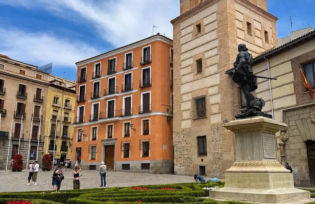 Apartment In Monumental Square Madrid Center-1